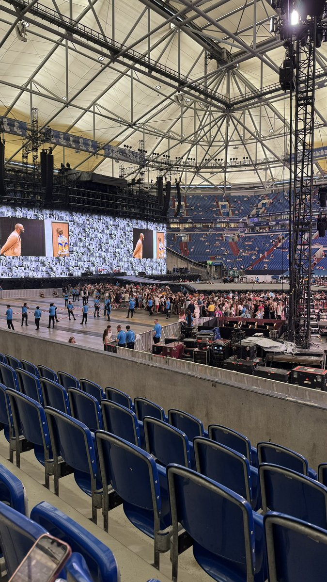 sarahteaa's tweet photo. TONIGHT  #GelsenkirchenTSTheErasTour https://t.co/dgNszYuGMM