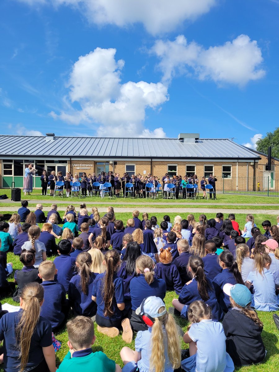 Y3Claytonce's tweet photo. Year 3 put on a fantastic performance on their trumpets for eyfs and KS1 today! Well done everyone! @ClaytonCEStJohn @BradfordMusic1 https://t.co/YkxiVyYjcN