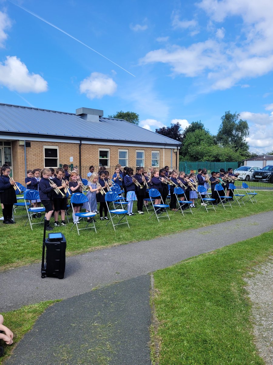 Y3Claytonce's tweet photo. Year 3 put on a fantastic performance on their trumpets for eyfs and KS1 today! Well done everyone! @ClaytonCEStJohn @BradfordMusic1 https://t.co/YkxiVyYjcN