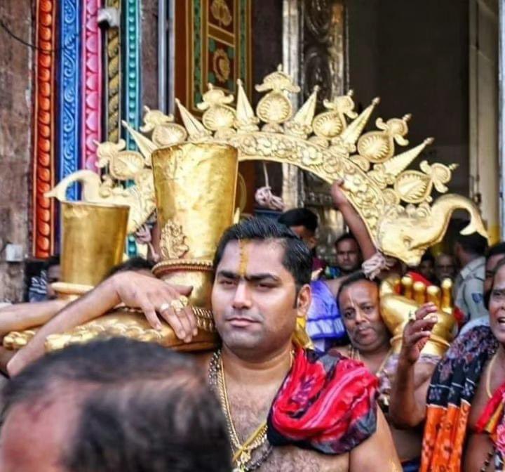 MsChennai's tweet photo. From Shreekshetra Dham, Puri. Today @ShreeJagannathDham, Puri, Odisha. 

The phrase “Suna Besha” 
#puridham #purijagannath #lordjagannatha #iskcontemple #caitanyamahaprabhu #mantra #darshan #mahamantra #snaanpurnima #jagannathji #prilaga #vrindavandham #jagan #puri https://t.co/wwi4ZbPDfU