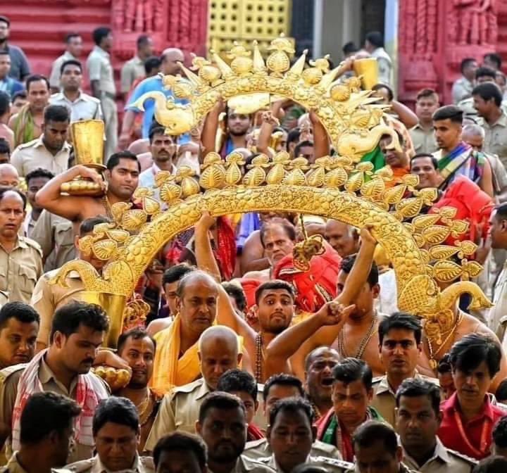 MsChennai's tweet photo. From Shreekshetra Dham, Puri. Today @ShreeJagannathDham, Puri, Odisha. 

The phrase “Suna Besha” 
#puridham #purijagannath #lordjagannatha #iskcontemple #caitanyamahaprabhu #mantra #darshan #mahamantra #snaanpurnima #jagannathji #prilaga #vrindavandham #jagan #puri https://t.co/wwi4ZbPDfU