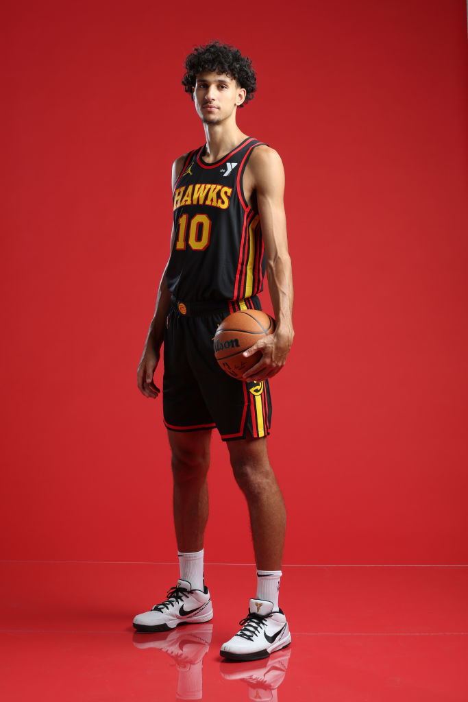 No. 1 Pick at the 2024 Rookie Photo Shoot 📸

Zaccharie Risacher x <a href="/ATLHawks/">Atlanta Hawks</a>