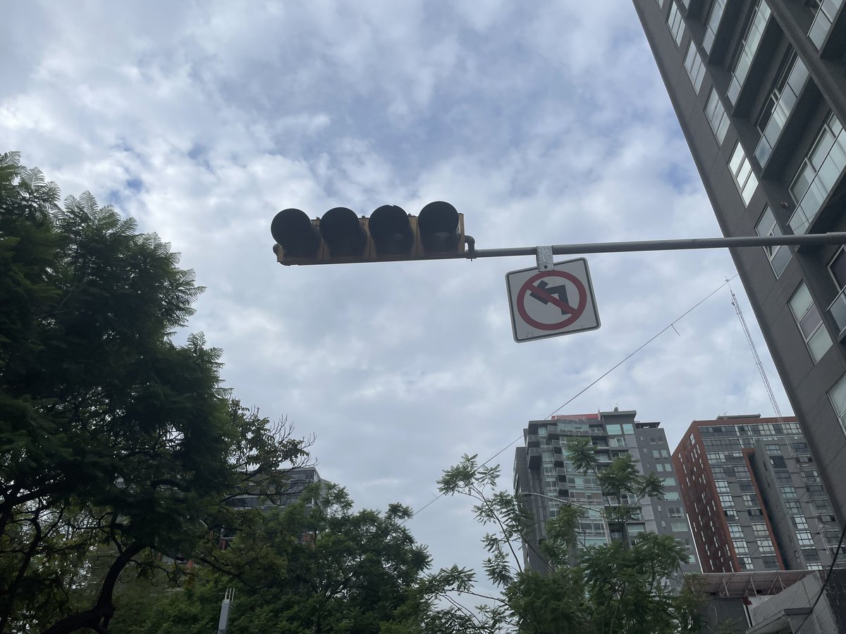 Semáforos sin funcionar desde el domingo en Montenegro y Chapultepec 
Montenegro y Efraín González Luna. <a href="/AgenciaAMIM/">AMIM</a> <a href="/Trafico_ZMG/">TráficoZMGuadalajara</a> <a href="/GuadalajaraGob/">Gobierno de Guadalajara</a> <a href="/GobiernoJalisco/">Gobierno de Jalisco</a>