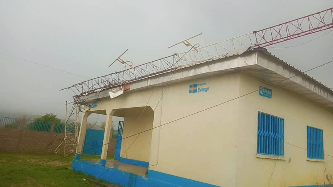 PlanCameroon's tweet photo. 🆘Soutien urgent pour Radio Hayrou à Zamay après les dégâts causés par les intempéries. Construit par #PlanCameroon avec le soutien du gouvernement suédois, cette station lutte pour sensibiliser les jeunes & réduire les pratiques néfastes.
La communauté a besoin de notre aide ! https://t.co/Q9wwfc2YjH