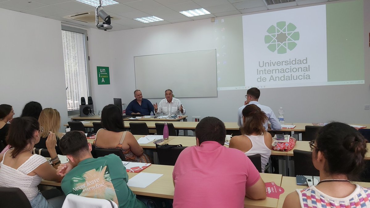 isabarnar's tweet photo. Y con Roberto Gómez hemos conocido sus batallas en su larga e intensa trayectoria periodística y deportiva.  "Ir, ver, oír, salir y contar", estas son sus claves para mantener vivo el periodismo. https://t.co/UYC0voj4Er