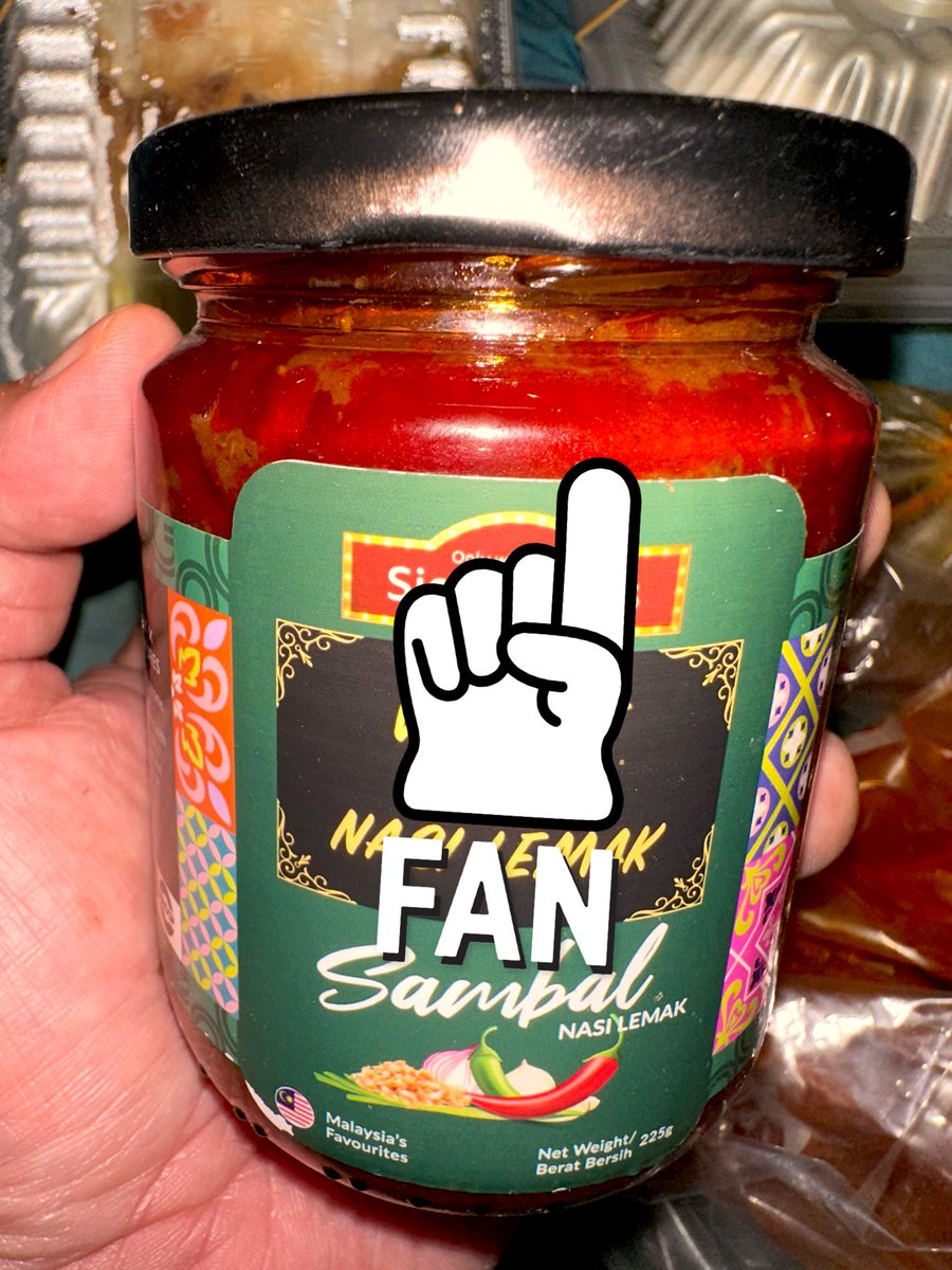 izadsyah's tweet image. Dulu gigih beli sambal nlvp sebab sambal dia kena dgn tekak. Hari ni beli sambal nlcs extra at 90sen each. Transfer kat botol sambal tu.. Empat bungkus je dah penuh. Hahaha #mudahterhibur #sambalnasilemak ni Baru betul sambal.. Bukan air cili giling mcm kat w.