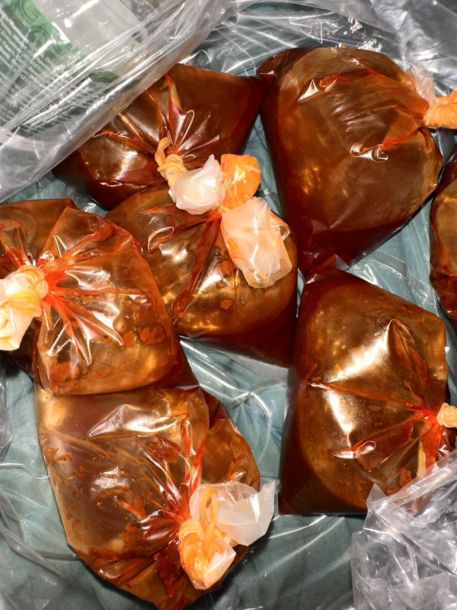 izadsyah's tweet image. Dulu gigih beli sambal nlvp sebab sambal dia kena dgn tekak. Hari ni beli sambal nlcs extra at 90sen each. Transfer kat botol sambal tu.. Empat bungkus je dah penuh. Hahaha #mudahterhibur #sambalnasilemak ni Baru betul sambal.. Bukan air cili giling mcm kat w.