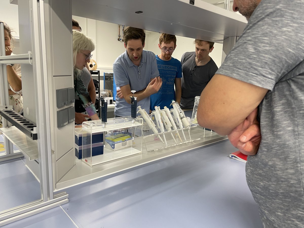 Bereit für neue #Forschungsergebnisse und Services: Zwei Labore des #NMI sind nach Monaten wieder einsatzfähig. 3D-Drucker, Mikroskope, eine Klebebank für die Montage von #MEA und weitere Geräte stehen dort. Heute war eine kleine interne Führung – mit viel Neugier und Vorfreude.