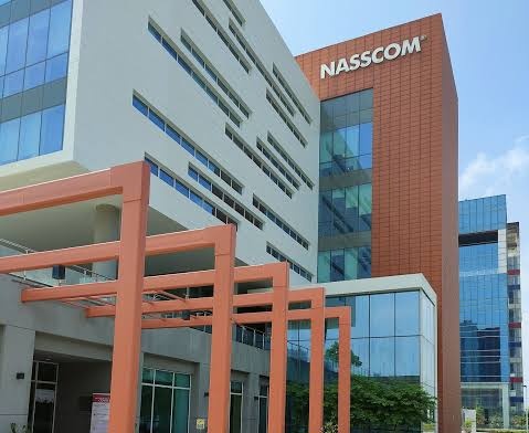 कर्नाटक में सबसे ज़्यादा टेक्नोलॉजी कंपनियां हैं। कर्नाटक के बैंगलोर जैसे शहर तो IT Hub ही हैं जहां देश विदेश से लोग नौकरी करने जाते हैं।

कर्नाटक सरकार ने हाल ही में एक विधेयक पारित किया था जिसमें 

इन सभी कंपनियों को मैनेजमेंट पदों पर 50 पर्सेंट और गैर-मैनेजमेंट पदों पर 75