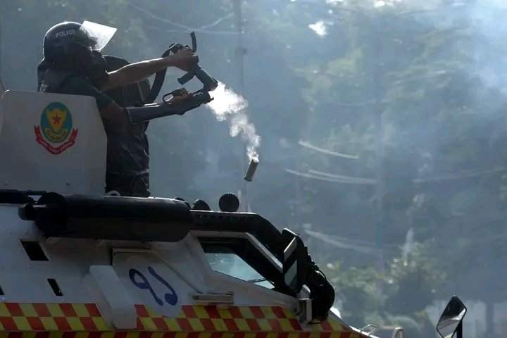 faw161161's tweet photo. University of Dhaka

Police attacking on our students 

Genocide are happening in universities 
#Bangladesh #SaveBangladeshiStudents #DhakaUniversityUnderAttack #JahangirnagarUniversityUnderAttack #SaveBangldesh https://t.co/YD4NbdwrDz