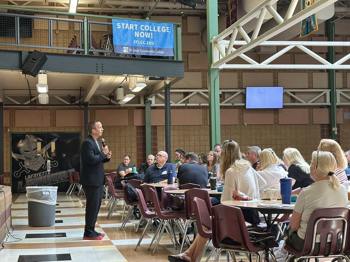 KeriSkeeters's tweet photo. Teachers at the Power Up Your Learning conference at Lafayette are hearing from @spencerideas about students owning their learning and the significance of empowering student voice and choice. Such great thinking - and opportunities to laugh together! #FocusonLearning https://t.co/CzWs1fYjPN