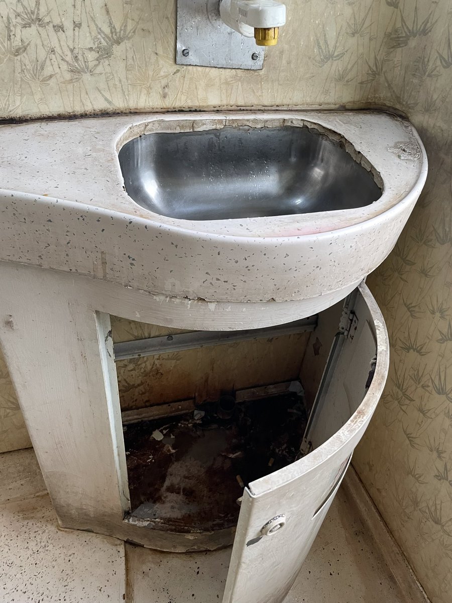 NeerajMundada's tweet photo. @IRCTCofficial @SCRailwayIndia @RailMinIndia @RailwaySeva 

Train no : 22705  JAT HUMSAFAR

Coach: B10 
PNR: 4910259266

Please have someone to fix it. https://t.co/3WaHZD7m2x