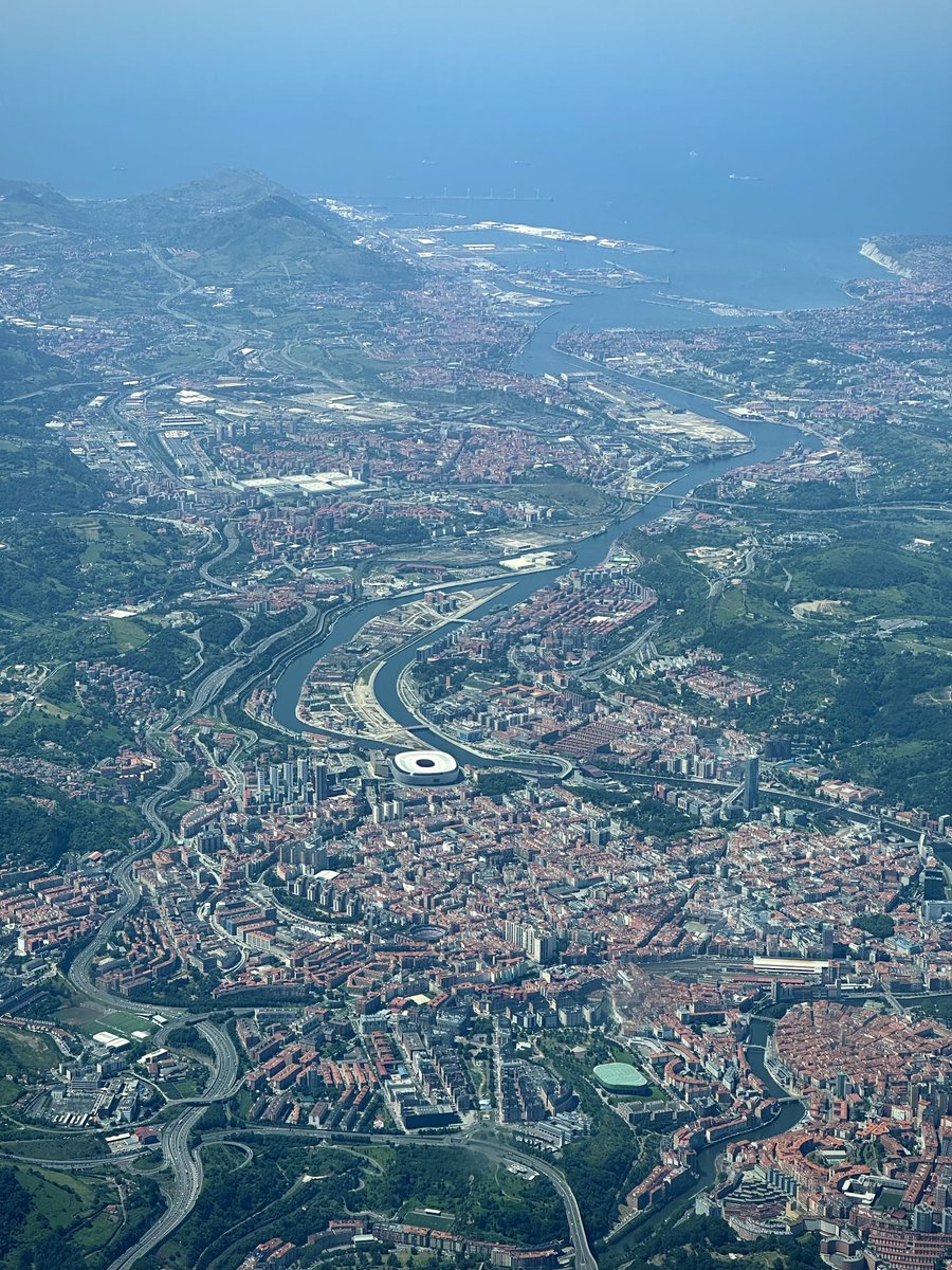 AthleticClub's tweet photo. 📸 Así se ve Bilbao desde un Airbus A320 sobrevolando Euskal Herria 😍

¿Os suena algo?

#AthleticClub 🦁 https://t.co/lc2V4Y5SVS