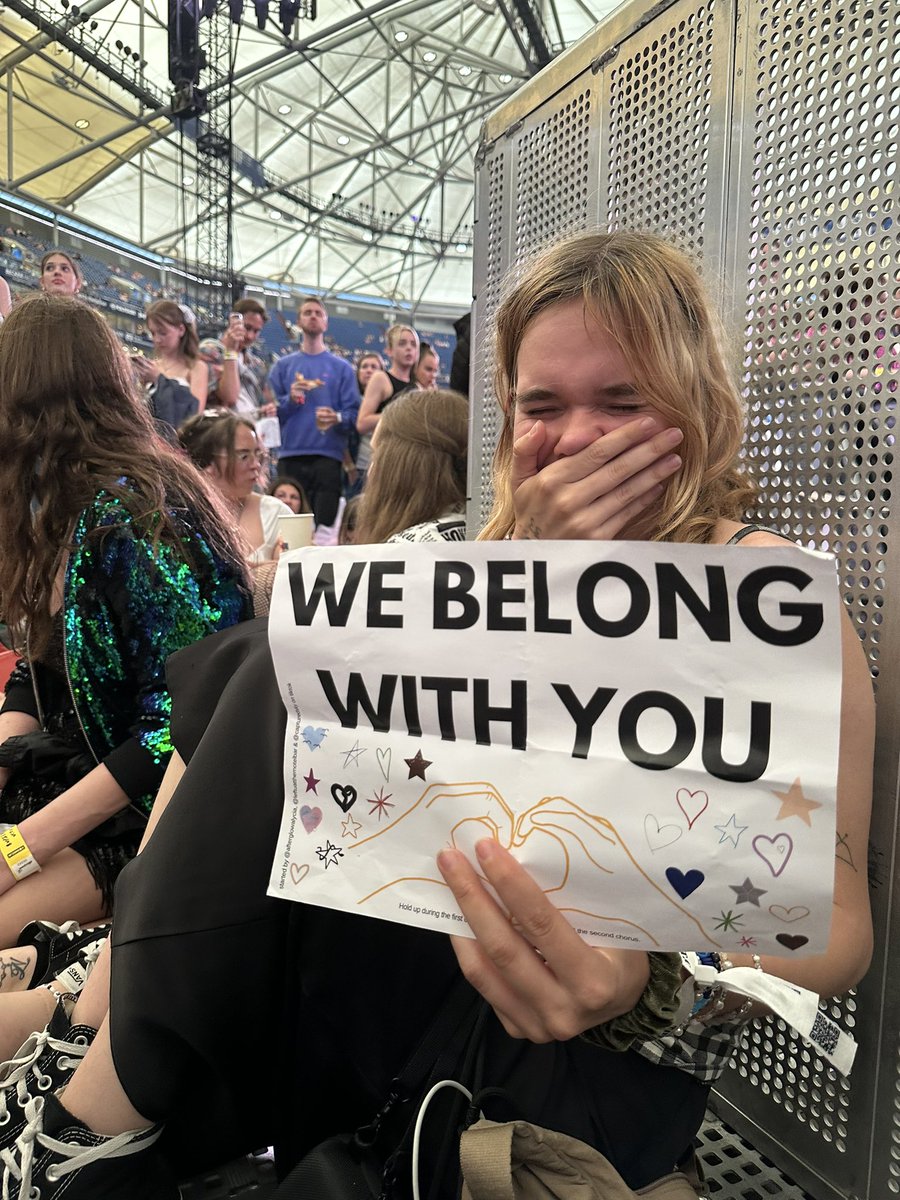 betteriddance's tweet image. happiest girl with the fan project she made with her besties @afterglowalycia and @midnightstaylor at BARRICADE #GelsenkirchenTSTheErasTour @taylornation13