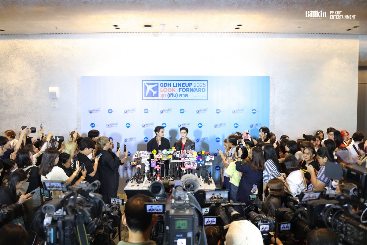 PPKrit_Ent's tweet photo. ภาพบรรยากาศจากงาน ‘GDH LINEUP 2025 LOOK FORWARD รุก (เกิน) คาด’
กับการเดินทางครั้งใหม่ของ PP Krit และ Billkin ใน 'Project Red' กับการร่วมมือกันครั้งสำคัญระหว่าง GDH, PP Krit Entertainment และ Billkin Entertainment

ฝากทุกคนรอติดตามกันด้วยนะ 🤍

#รุกเกินคาดBKPPร่วมทุนGDH
#GDHlineup2025xBKPP
#GDHlineup2025
#PPKritt #Bbillkin