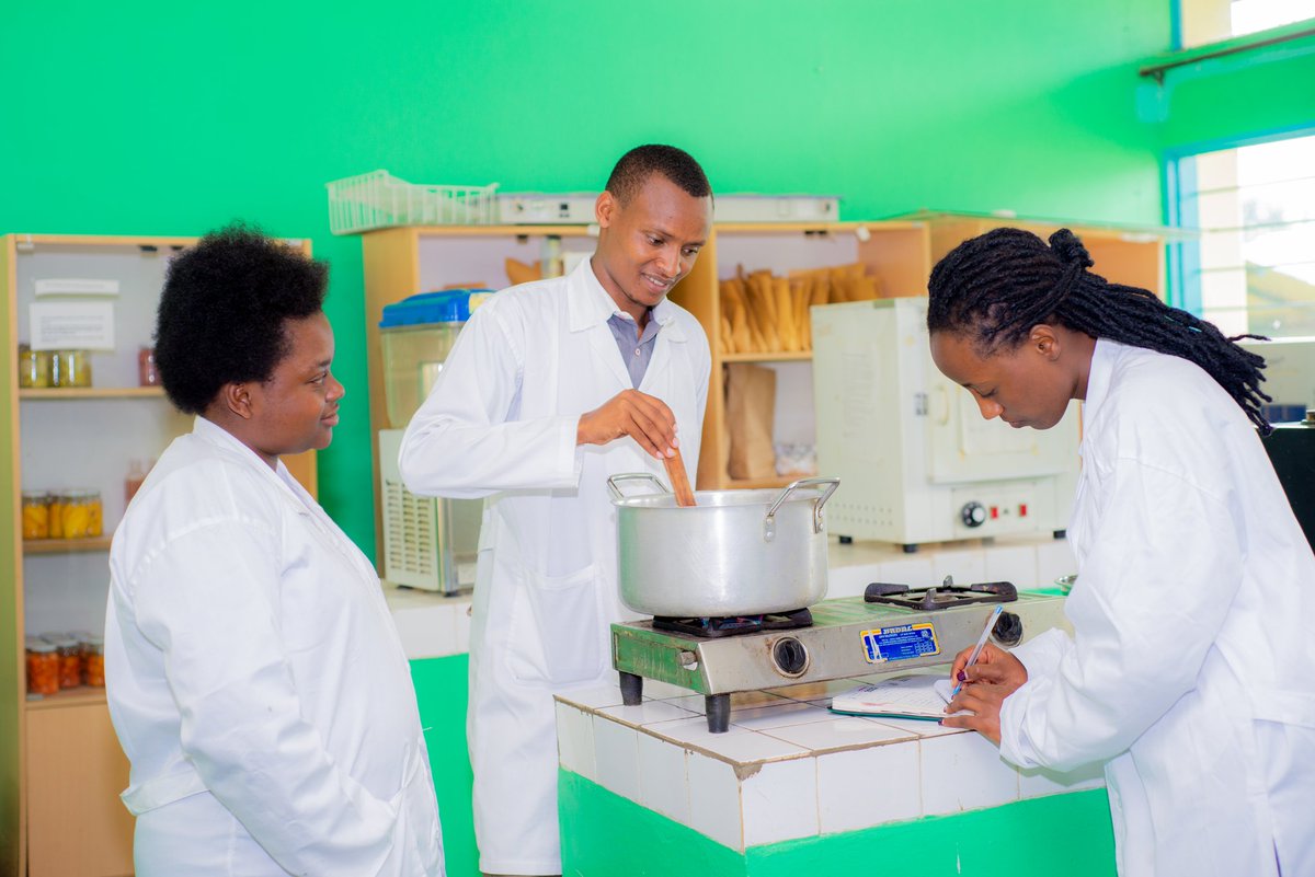 UR_CAFF's tweet photo. @UR_CAVM Today, Students from UR-CAVM and Alabama A &amp;M University meet in the food science lab to develop base line porridge which will reduce stunting.@aamuedu @Uni_Rwanda   @AlcornStateU @DelStateUniV https://t.co/qCKV3fVUCM