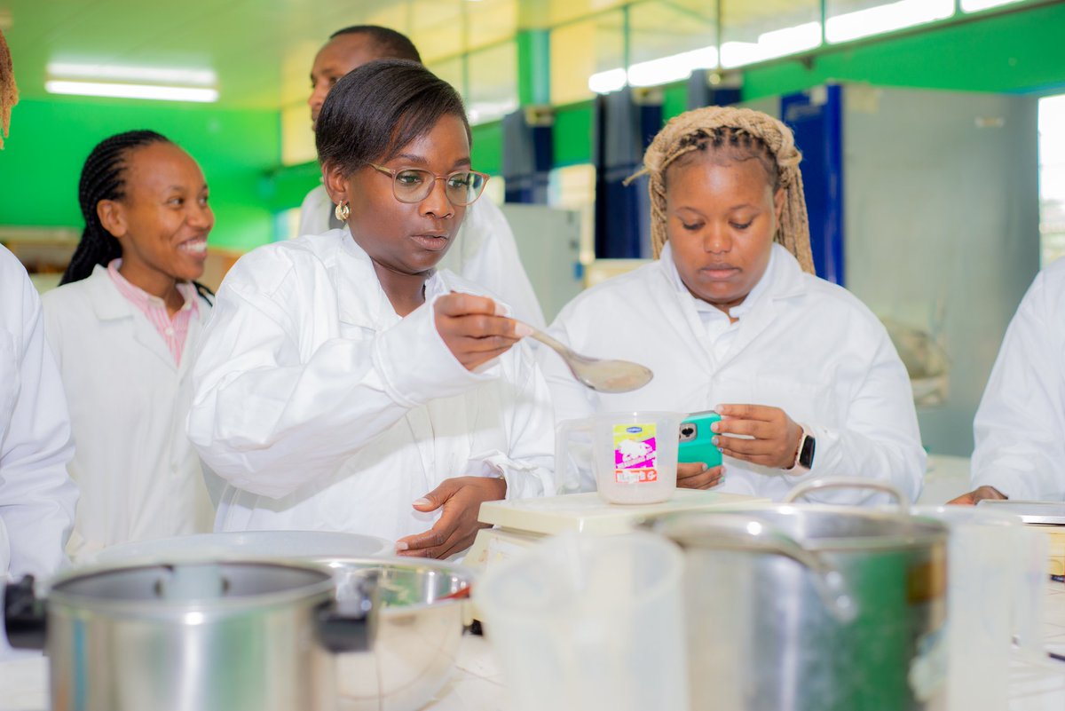 UR_CAFF's tweet photo. @UR_CAVM Today, Students from UR-CAVM and Alabama A &amp;M University meet in the food science lab to develop base line porridge which will reduce stunting.@aamuedu @Uni_Rwanda   @AlcornStateU @DelStateUniV https://t.co/qCKV3fVUCM