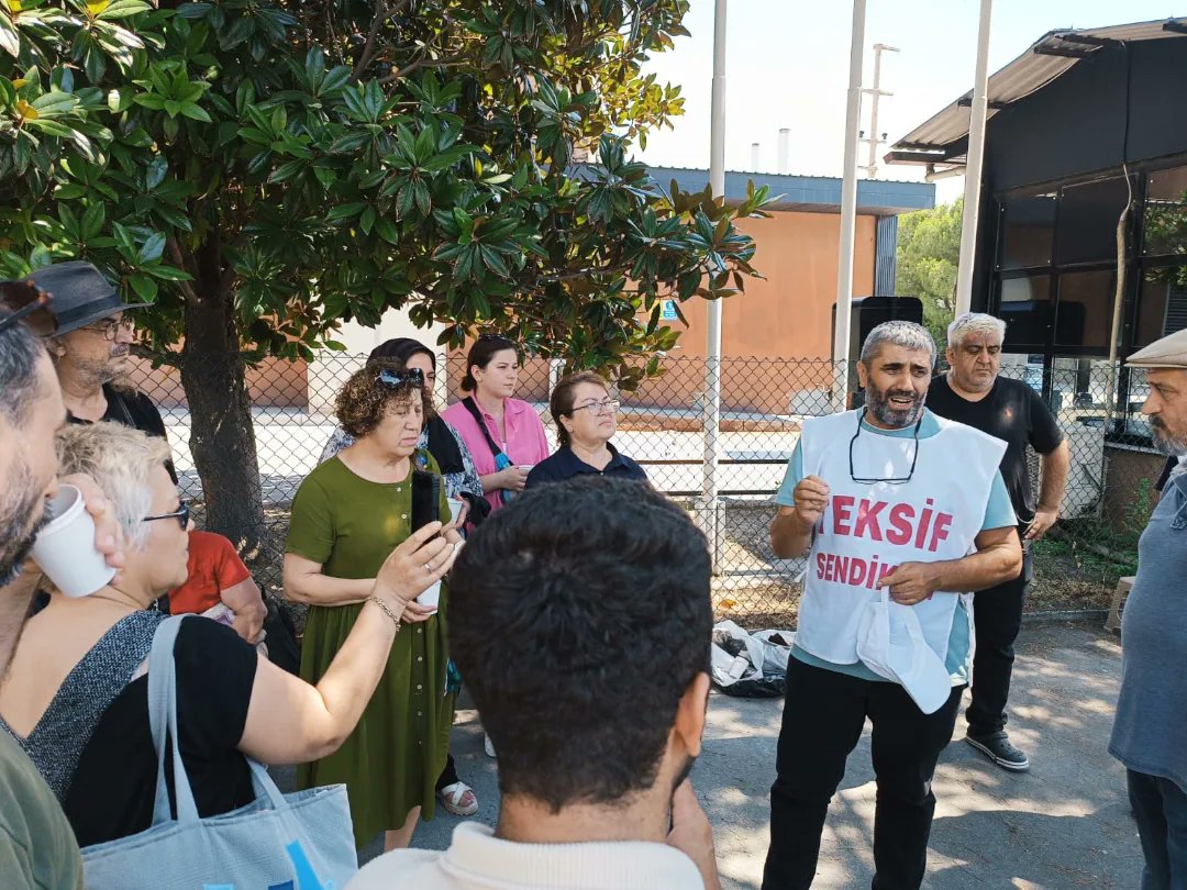 TeksifSen's tweet photo. FİLİDEA TEKSTİL'DE İŞÇİ KIYIMI 

TEKSİF Sendikası olarak, direnişimizin 42. gününde fabrikanın önünde bize destek veren herkese teşekkür ederiz.

Birleşe birleşe kazanacağız.👊 

#filidea #sendikalhaklar #tekstilişçileri https://t.co/OKQKgf5FzZ
