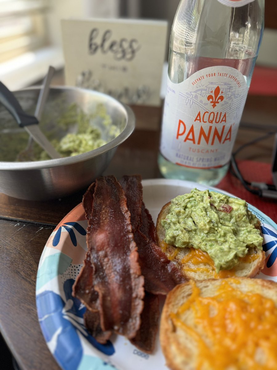 TheFilesWithDUB's tweet image. #DubEats‼️🏆
- Turkey Bacon, Avocado Smash, Vegan Cheese, Vegan Butter on a Croissant  #TheFiles