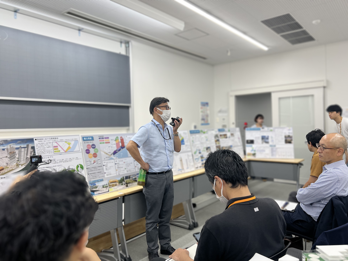 本日、3年生課題「都市・地域デザイン演習」の講評会を開催。「都市の回復」をテーマに、築地・新宿・池袋・北千住の4エリアを対象に約80名が取り組みました。講評会は外部ゲストも招いた大規模な会となり、まちづくり工学科ならではの素晴らしい成果が披露されました。関係者の皆様、お疲れ様でした！