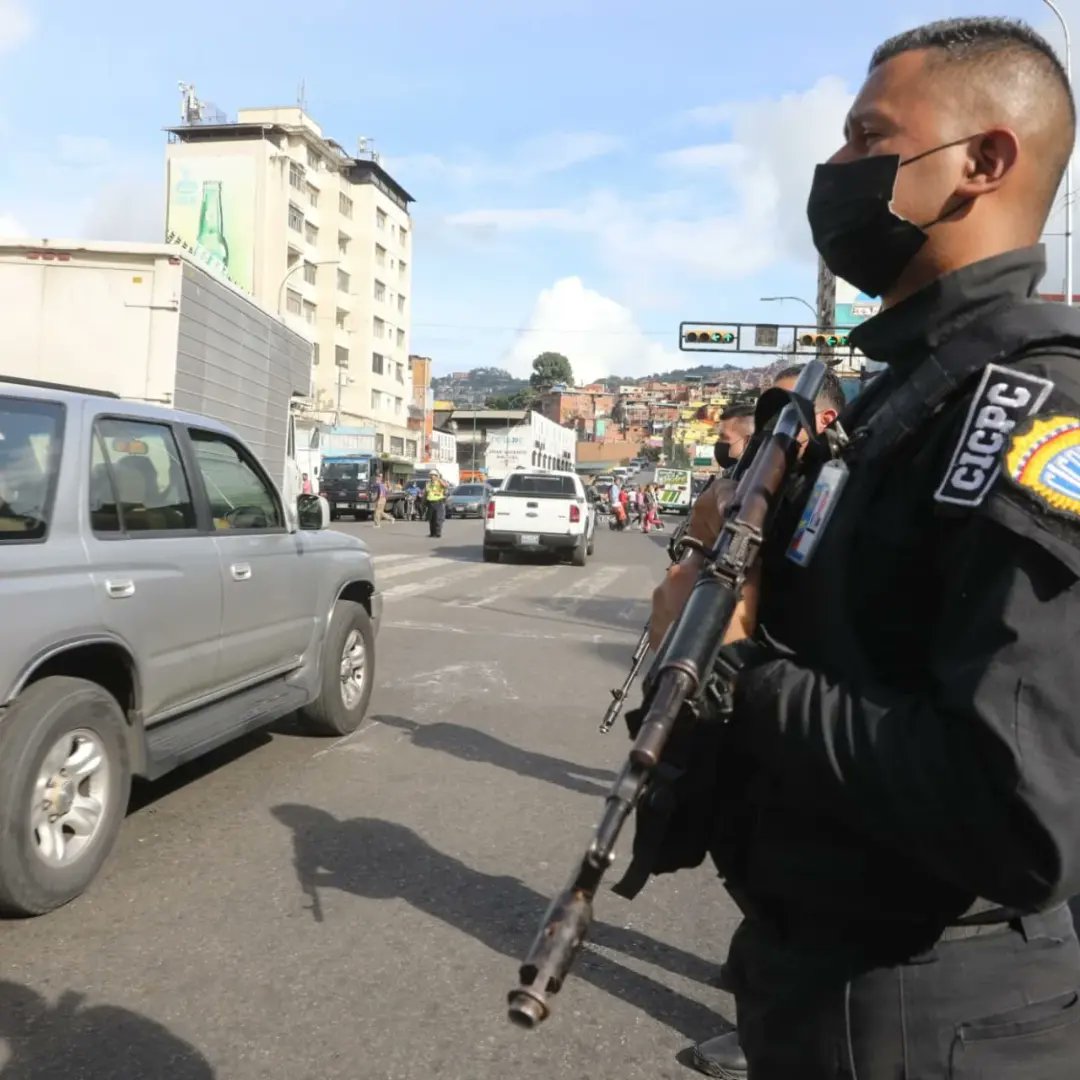 CpnbTerminalMcy's tweet photo. Venezuela cuenta una policía sólida para la defensa de la patria y la soberanía

#VenezuelaSegura
@nicolasmaduro 
@remigioceballosichaso 
@rubensantiagos_ 
@migueldominguez08
@mijpvzla
@pnbvzla https://t.co/Q3snSwObbD