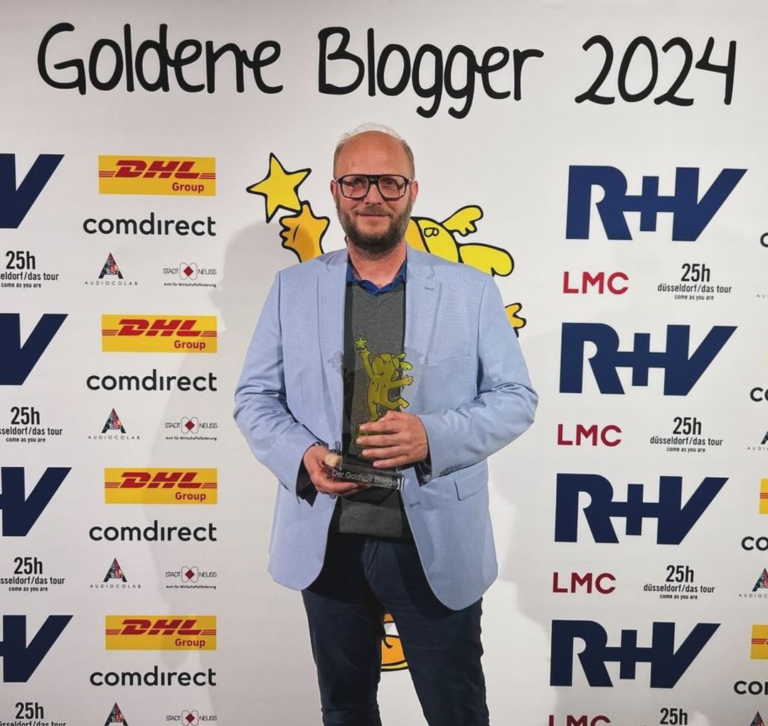 reitschuster's tweet photo. Bekam #Correctiv den Preis #GoldeneBlogger, weil es sich seine Propaganda-Arbeit für die Regierung von dieser so üppig mit Steuergeld vergolden lässt? Also quasi eine Goldader gefunden hat? 😉 https://t.co/y5cu6TmJoU