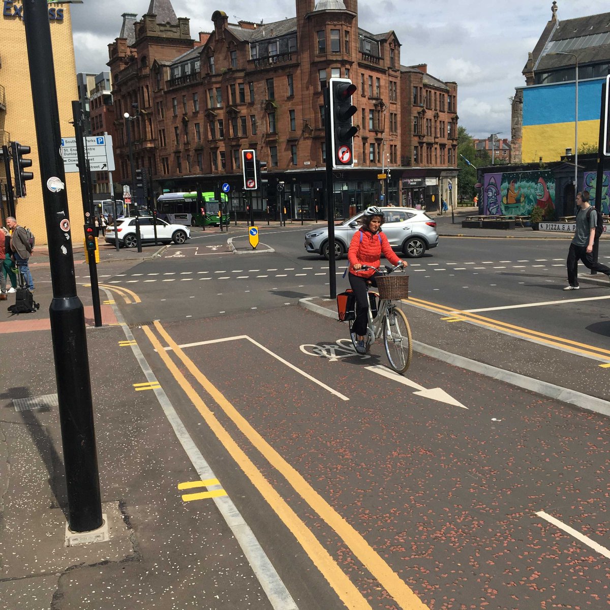 The South City Way - a successful cycle route running between Queen's Park and Trongate in the city centre - is now complete, offering a safe way for cyclists to travel between Glasgow city centre and the South Side.

Find out more 👉 ow.ly/2GOG50SErS2