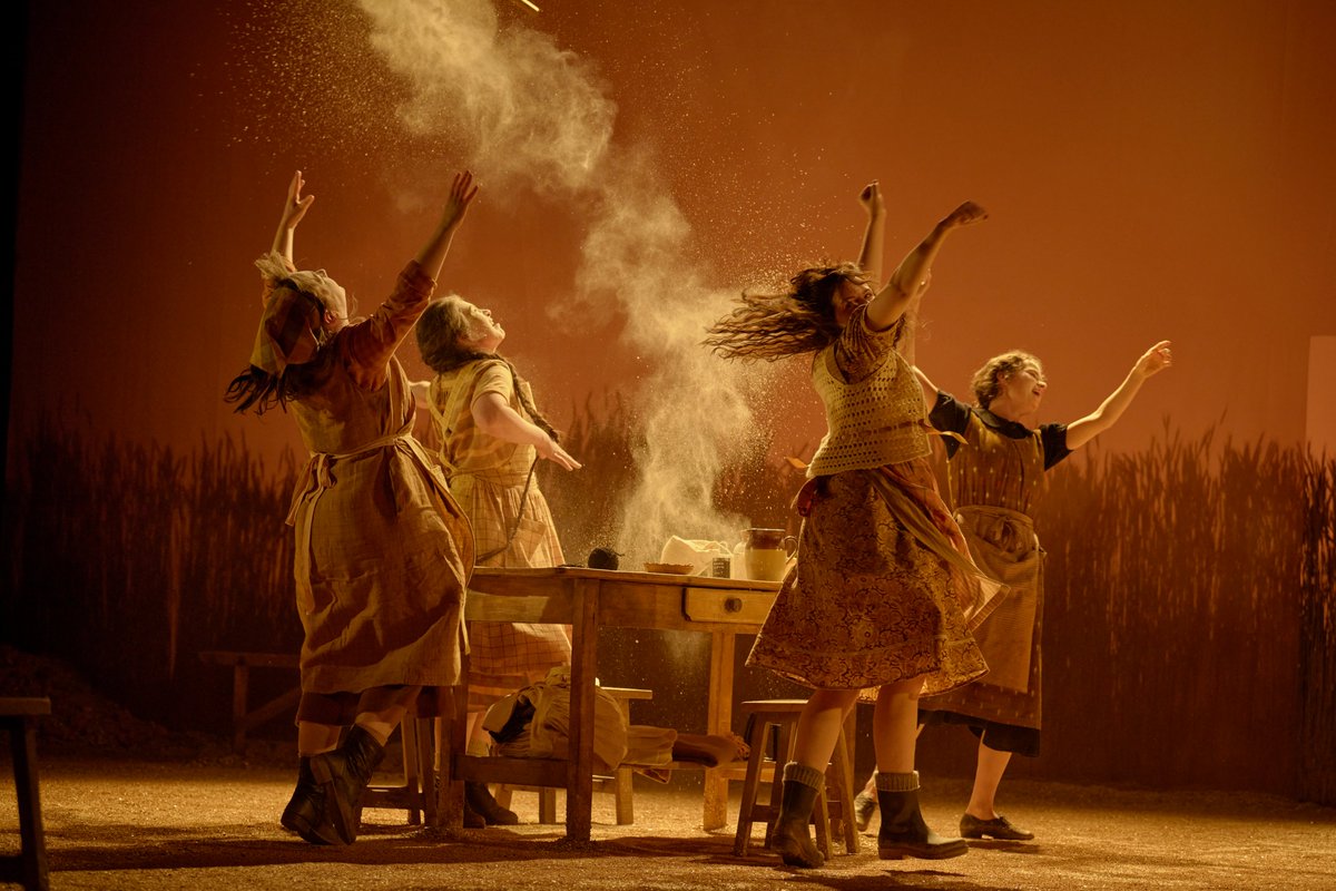 👀⚡️FIRST LOOK: DANCING AT LUGHNASA⚡️👀

🗓️ NOW ON until 21st September
🎟️ Join us this summer: gatetheatre.ie/production/dan…
📻🪁🧶🍀
#DancingAtLughnasa #BrianFriel #IrishTheatre