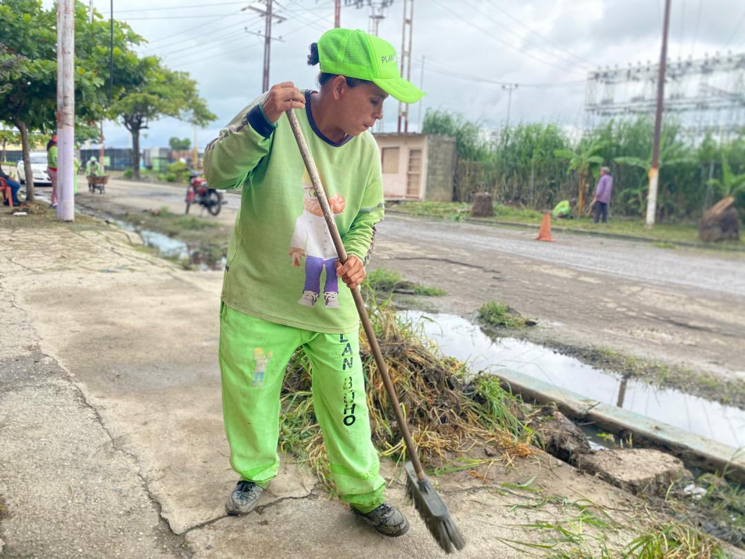 Trabajando en La Av. Transversal de la Comunidad Las Palmitas, parroquia Rafael Urdaneta, con labores de barrido profundo, desmalezado, desorillo de aceras, y recolección de desechos vegetales.

<a href="/NicolasMaduro/">Nicolás Maduro</a> 
<a href="/delcyrodriguezv/">Delcy Rodríguez</a> 
<a href="/JosueLorcaV/">Josué Lorca Vega</a> 
<a href="/rafaellacava10/">Rafael Lacava</a> 
<a href="/JFuenmayor_PSUV/">Julio Fuenmayor</a>
