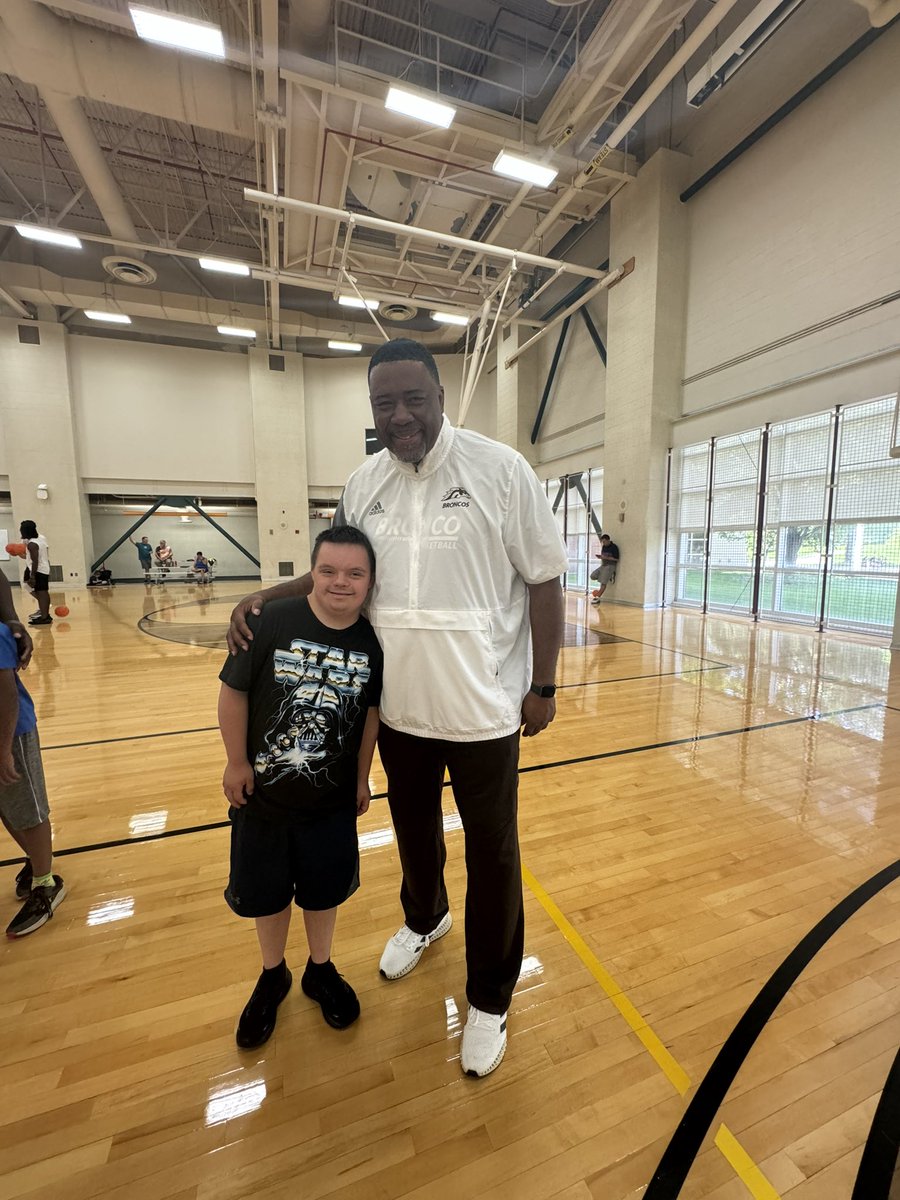 KristinFish1280's tweet photo. @beautlivesproj put on another great event for people with special needs. Thank you @WMUMBB for hosting! ❤️ https://t.co/s7LaIlahYW