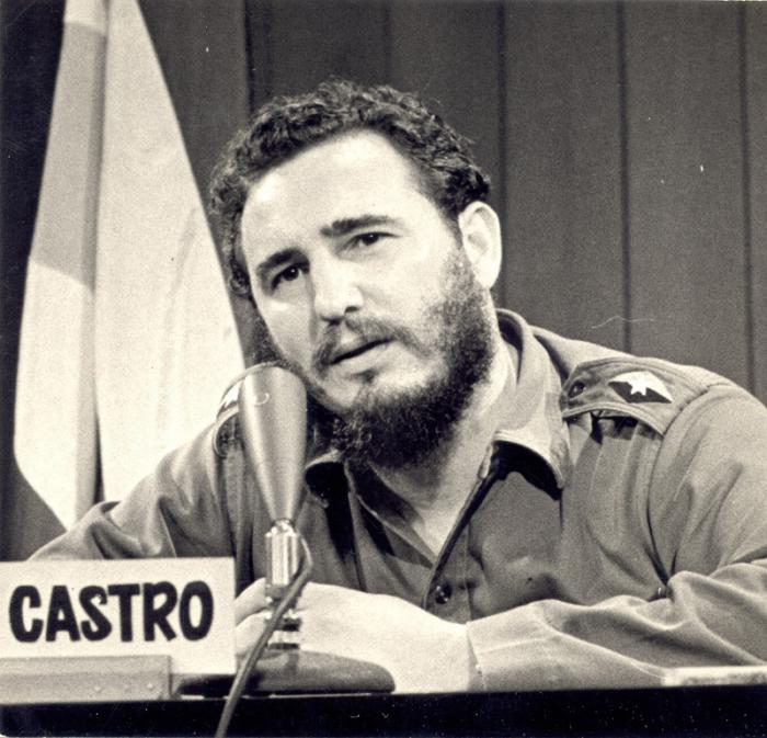 Fidel al renunciar a su cargo de Primer Ministro

“No he dado ni daré un solo paso en mi vida que no tienda única y exclusivamente a servir a esta causa que con tanta lealtad y tanto interés hemos venido defendiendo”. 

“A la Revolución no renuncio ni renunciaré jamás” 17-07-1959
