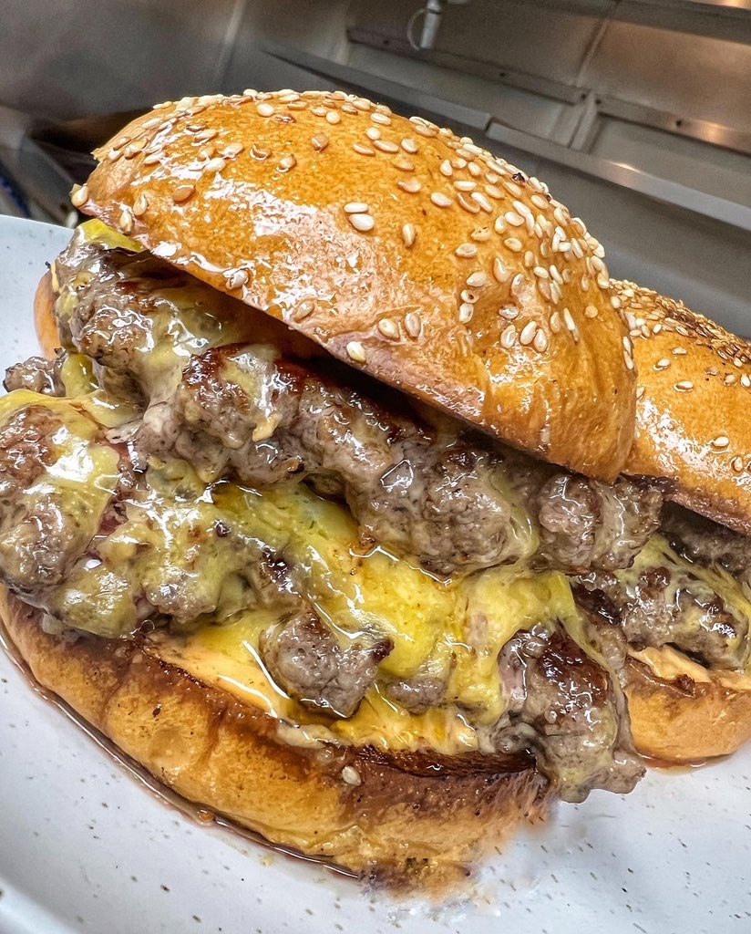 _we_love_food's tweet photo. Helloooooo beautiful 😍 

📸 @ChefGruel | #Burgers https://t.co/OJR6vrzJbh