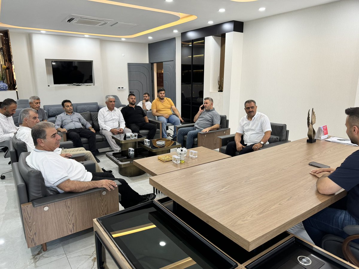 AkPartiBismil's tweet photo. 📍BİSMİL

İl başkan yardımcımız Sn. Mizbah ŞEKER, ilçe başkanımız Sn. Muzaffer Cengiz ÖZAYDIN, ilçe koordinatörümüz Sn. Şehmus SAGUN, Gençlik Kolları başkanımız Sn. Eyüp SUBAŞI ve yönetim kurulu üyelerimizle;
Bismil Tekstilkent fabrikalarından Bulut Tekstil’i ziyaret ettiler.
Genç girişimci Sn.Engin BULUT’la Bismil’in tekstille ilgili istekleri ve projeler konuşuldu.

Misafirperverliklerinden dolayı Sn. Engin BULUT’a teşekkür ederiz.