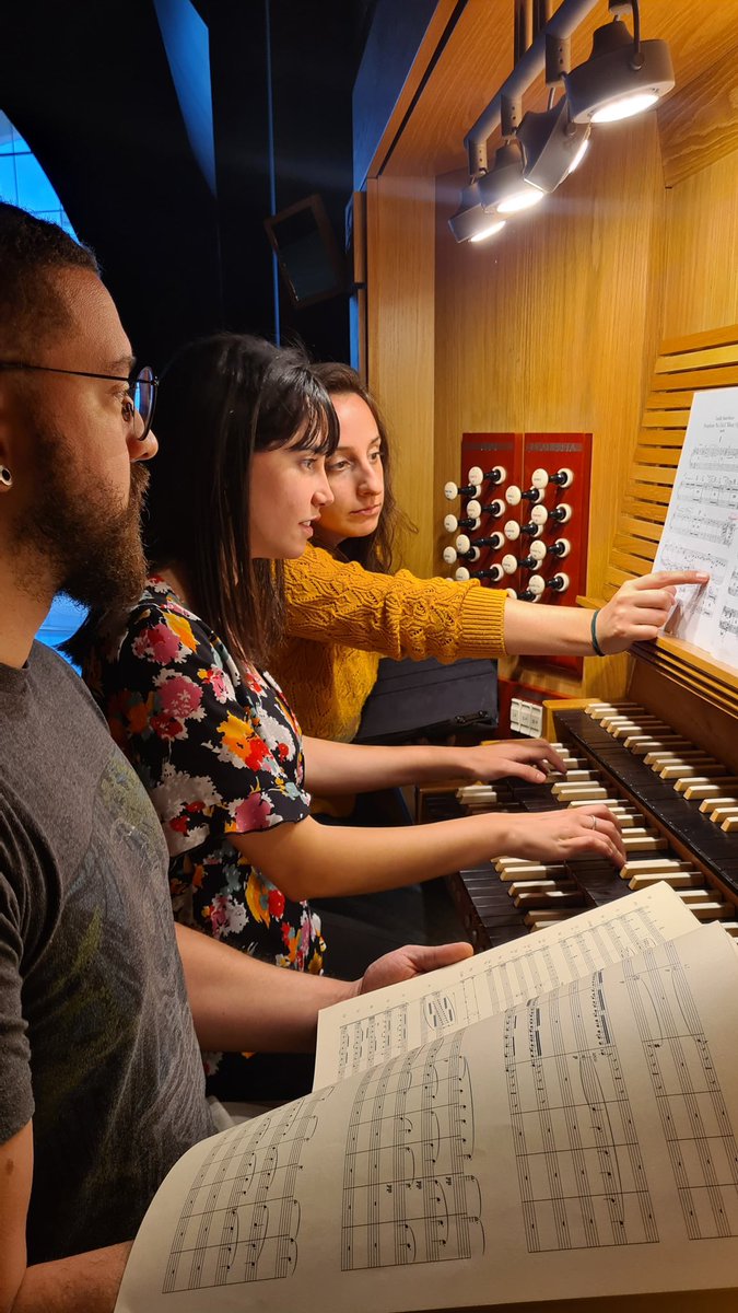 En la OCGC estamos muy comprometidos con el crecimiento y la formación de nuestros músicos, no solo en la ejecución instrumental y el canto, sino también en la dirección de orquesta. Es por eso que hemos creado el programa Nuevas Batutas.