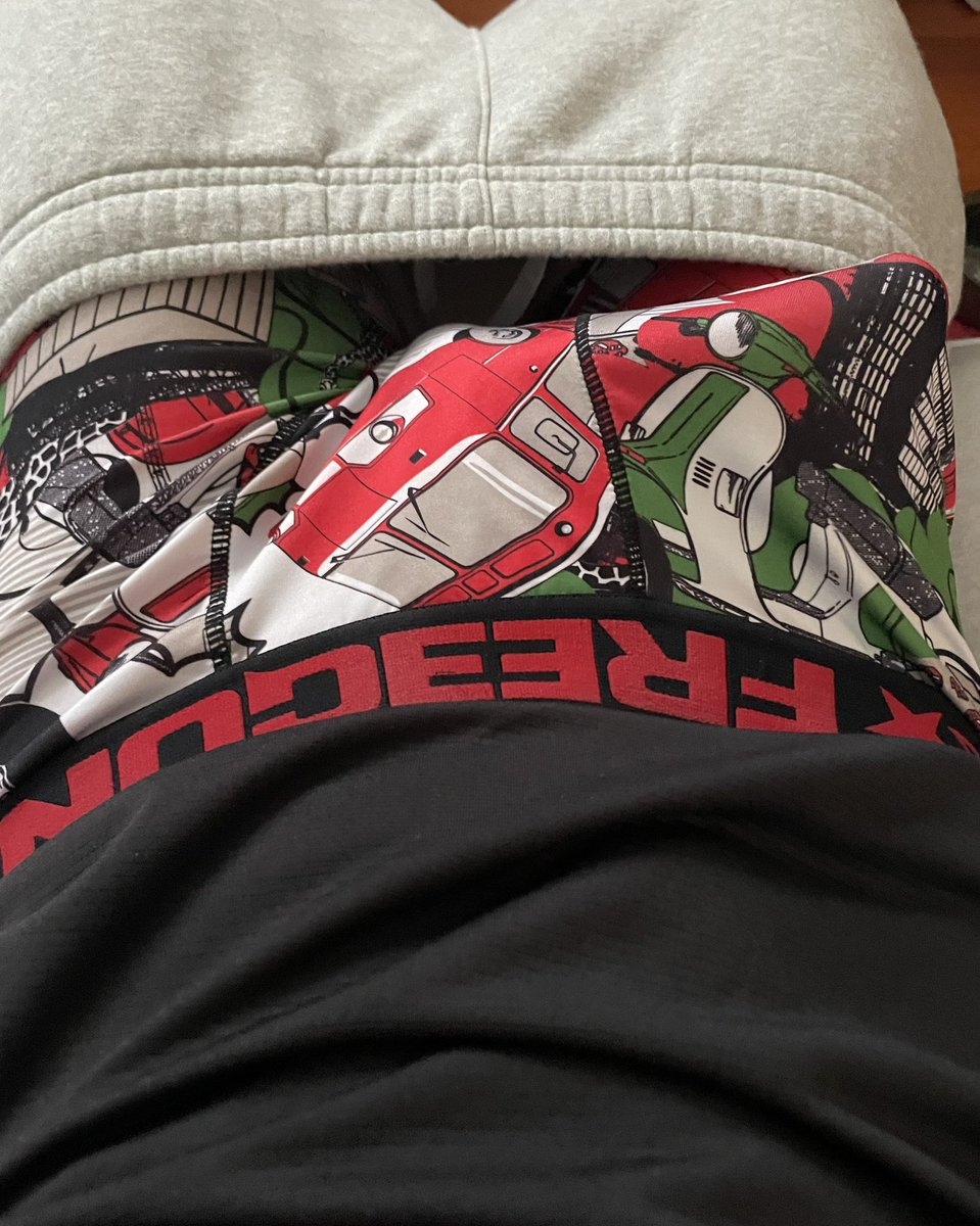 LouisFreeg's tweet photo. Quoi de mieux qu’un bon vieux freegun sous le survet 🤤 https://t.co/CPWkrceFFa