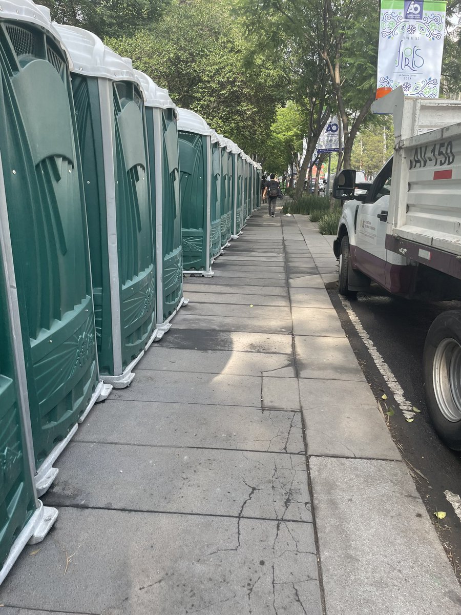 JohaanUrseca's tweet photo. @lialimon @AlcaldiaAO Pasados de lanza al poner el corredor de mierda justo donde pasa más gente para llegar al metrobús. Muchos nos tenemos que bajar la banqueta porque huele bien culero. Cámbienlos, no sean mal pedo. https://t.co/rCYdG03hJw