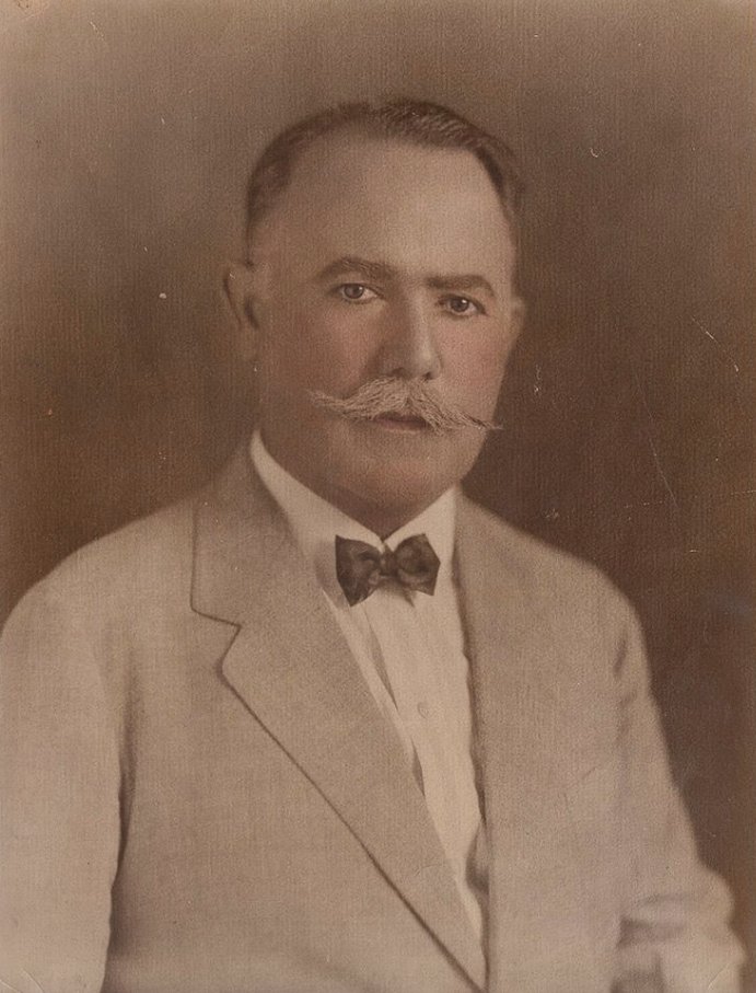 EnriqueKrauzeHE's tweet photo. #UnDíaComoHoy en 1928 fue asesinado Álvaro Obregón.

De Biografía del poder, de @EnriqueKrauze:

"En noviembre de 1927 un ingeniero católico apellidado Segura Vilchis atenta contra la vida de Obregón arrojando una bomba a su auto. El general no se inmuta y, sonriendo... https://t.co/QslZZPPN3w