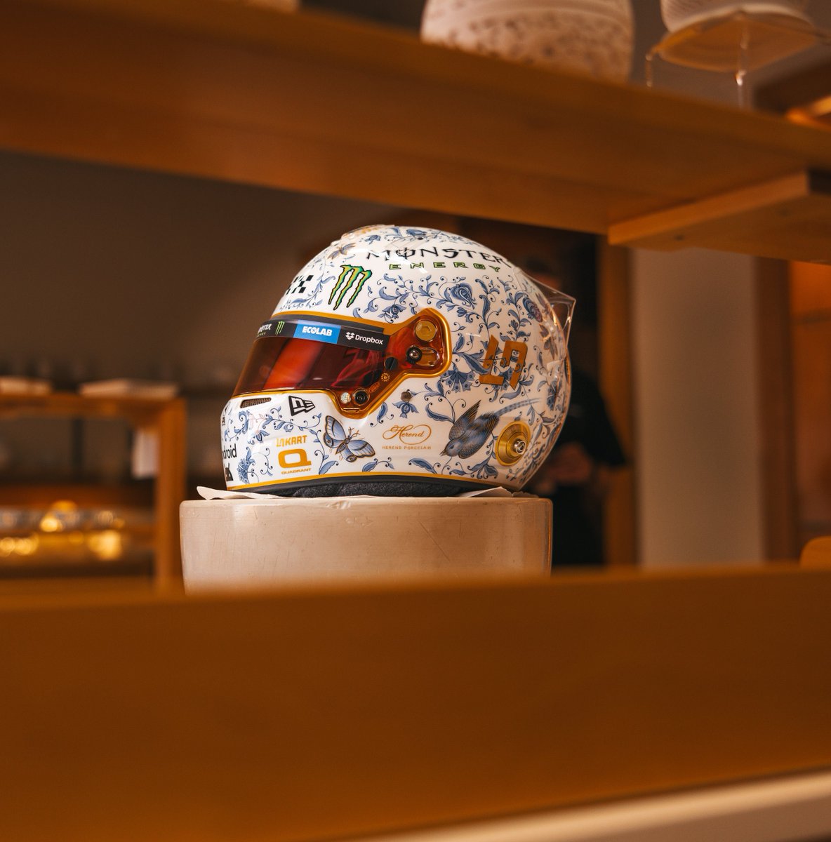 4lndo's tweet photo. lando never misses with his helmets https://t.co/ypyhFNUGgO