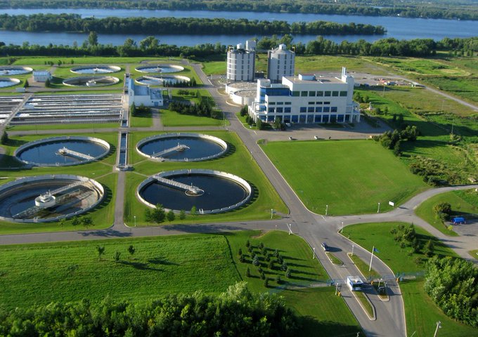 Vue aérienne de l’usine de collecte et de traitement de l’eau du Centre environnemental Robert-O.-Pickard.