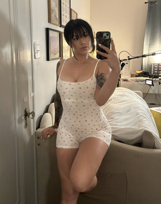 Watch SIMONE's leaked NSFW photo on TwXstars