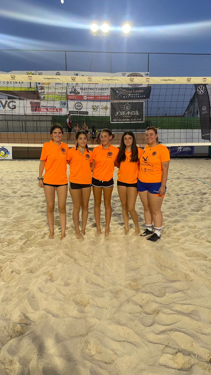 Nuestras campeonas de Extremadura ya están en Miguelturra ( Ciudad Real) para disputar el Campeonato de España de Voley Playa Cadete.Debutan mañana a las 9:00 contra las chicas de Torrelavega. A las órdenes de Alba Calzo lo van a dar todo! Seguro!!! Arriba las cadetes! Arriba CPV