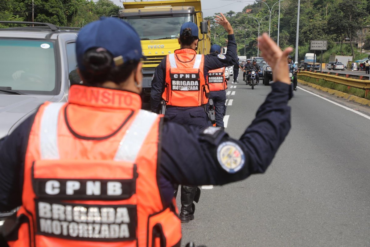 “Ustedes serán los ángeles de la paz, junto al pueblo, siendo necesario, la doctrina, la disciplina y sobre todo la máxima moral” dijo el Presidente Nicolás Maduro destacando el rol protagónico de la Policía Nacional Bolivariana. 🇻🇪
#VenezuelaSegura
#JuntosPorLaVidaYLaPaz