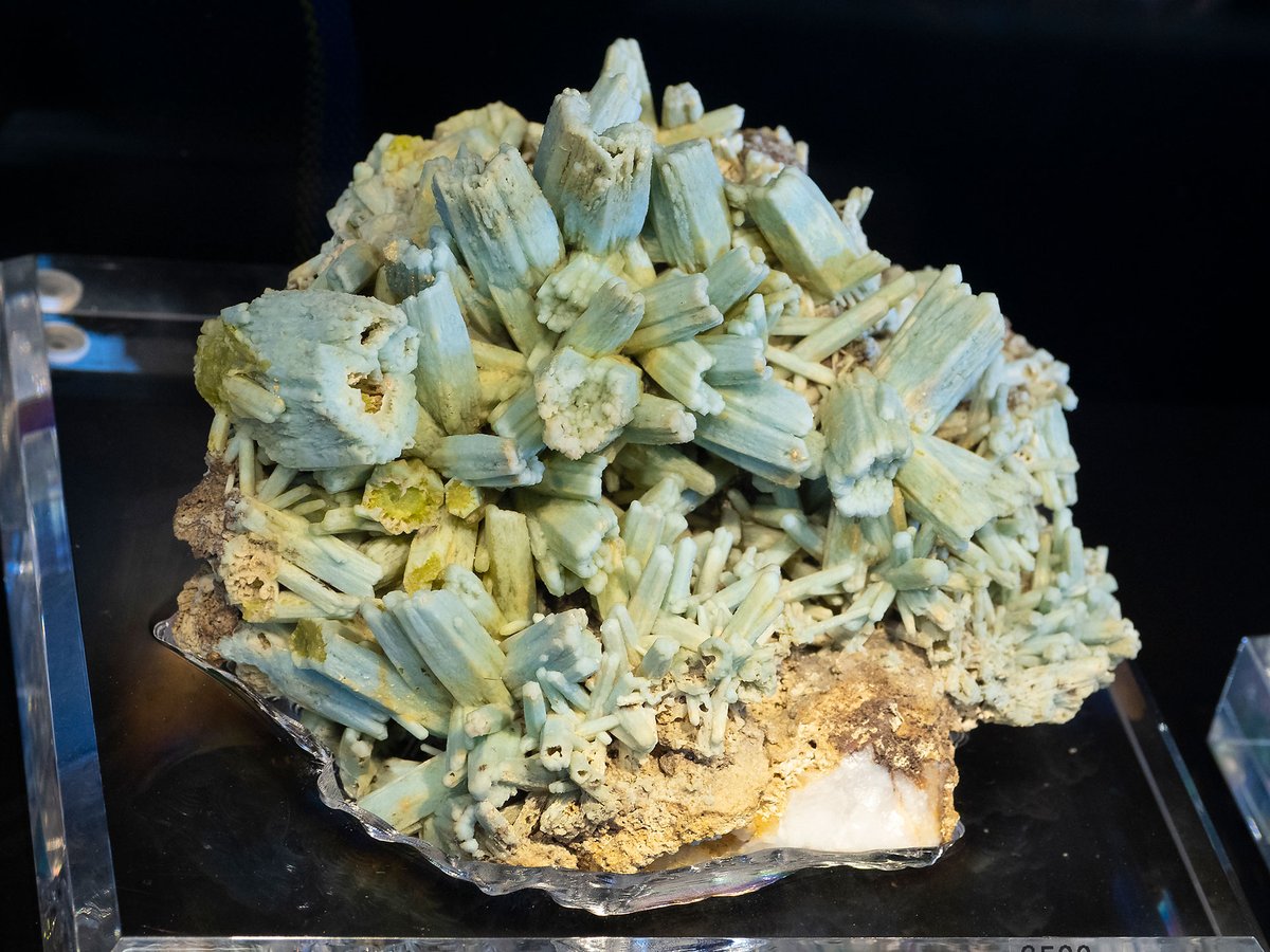 mexporg's tweet photo. Green #Pyromorphite partially pseudomorphed by pale blue #Plumbogummite from Yangshuo Mine, Guangxi, China.
#minerals #crystals #mineralcollecting #mineralexpert #rockhounding #mineralogy https://t.co/MpZ5EKur5c