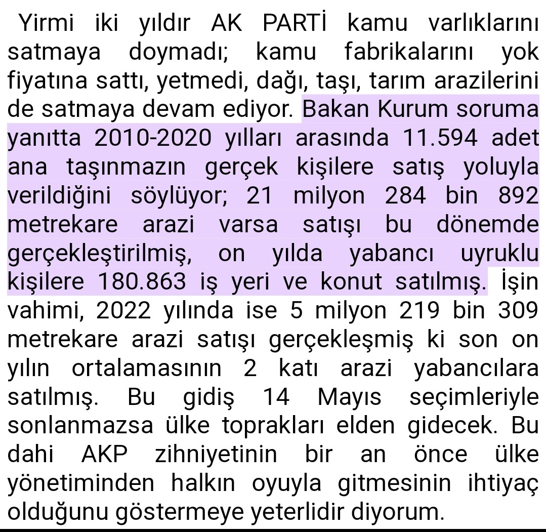 Papazın biri, uzun süredir ahbaplık ettigi Haham'a
"Bana Tevrat'ı öğretmenizi isterim" der...

Haham, olmaz der, "Sen Yahudi doğmadın, kafan Yahudi gibi çalışmaz.
Tevratın kelamını anlaman mümkün değil..."

Papaz ısrar eder, Haham razı olur, ama bir koşulu vardır: "Soracagım
