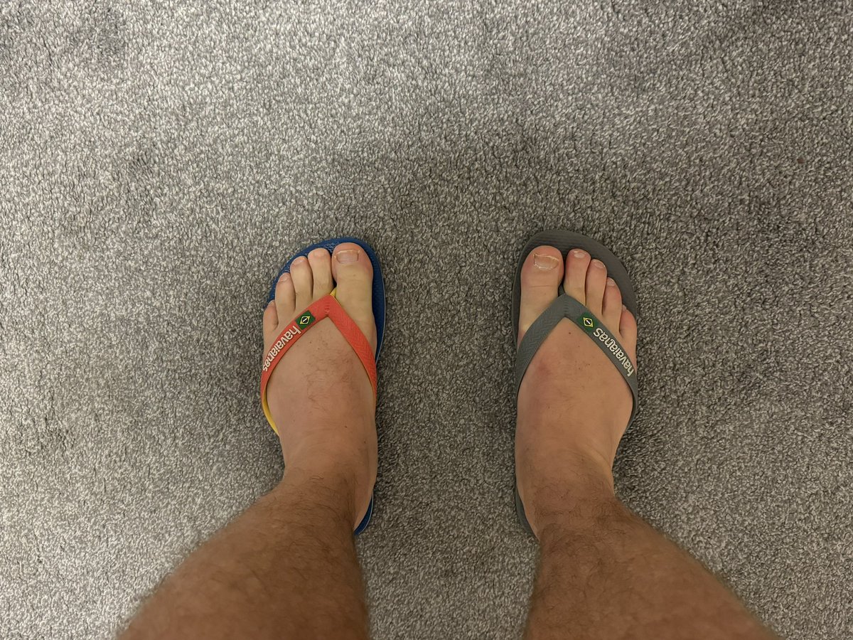 Some people wear odd socks 

I prefer odd Havaianas 💙💡💙