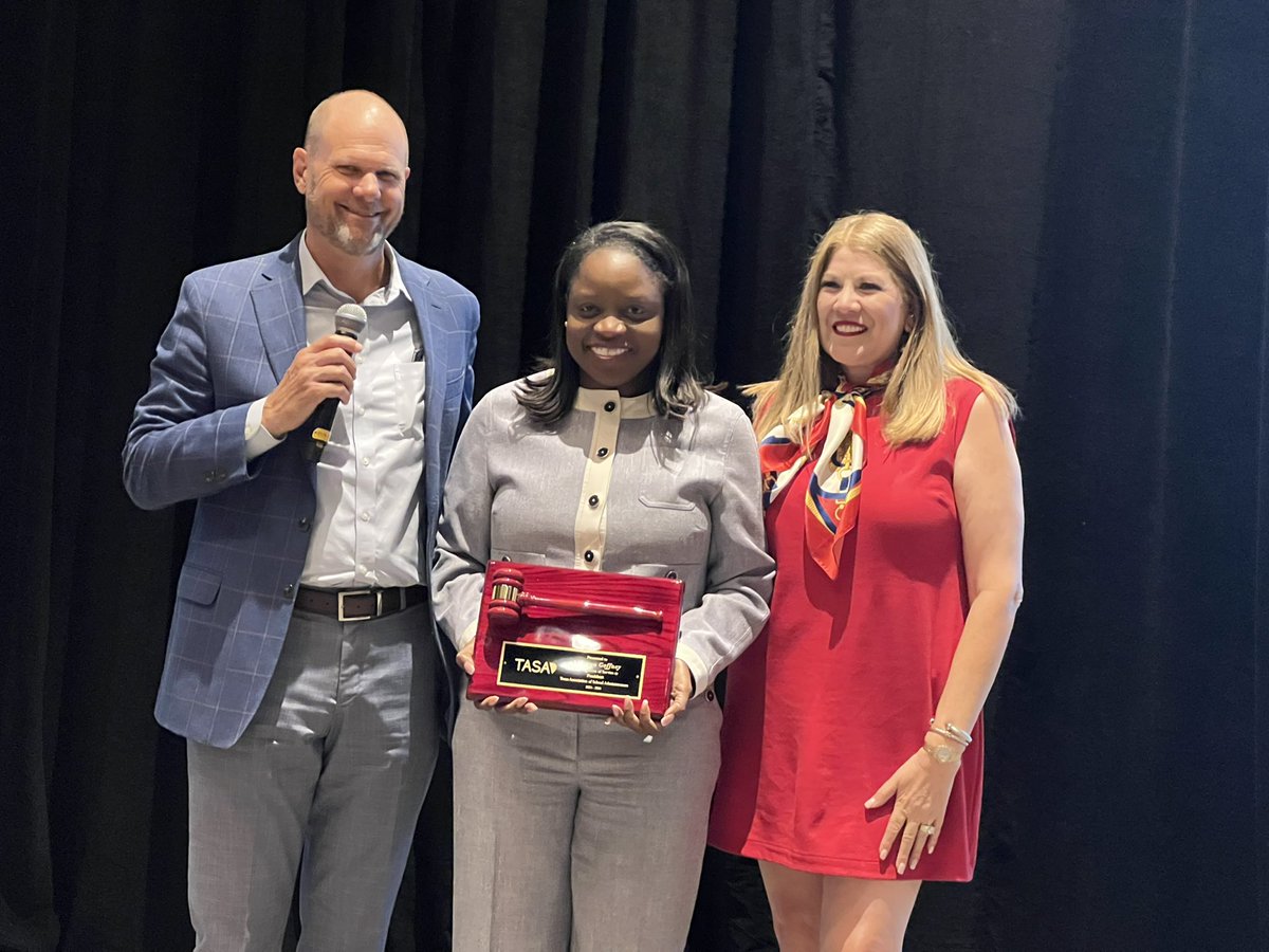 tasanet's tweet photo. 2024-25 TASA President @m_salazarzamora (our first female Hispanic president) + Exec. Director @KBrownTASA honor 2023-24 TASA President @drgoffney (our first female African American president) for her service to TASA @ the John D. Horn Leadership Summit #txed #InspiringLeaders https://t.co/UeFsZjlaZb