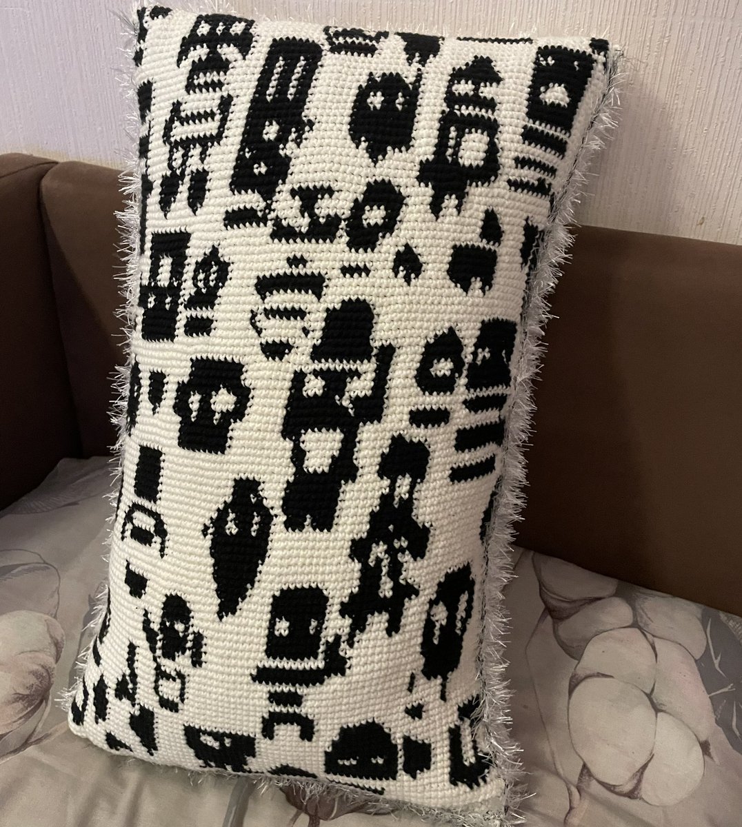PM_crochet's tweet photo. Я ДОДЕЛАЛА ПОДУШКУ ААААА
Лежать удобно на ней кайф🥰 https://t.co/OBVmqHvMGo
