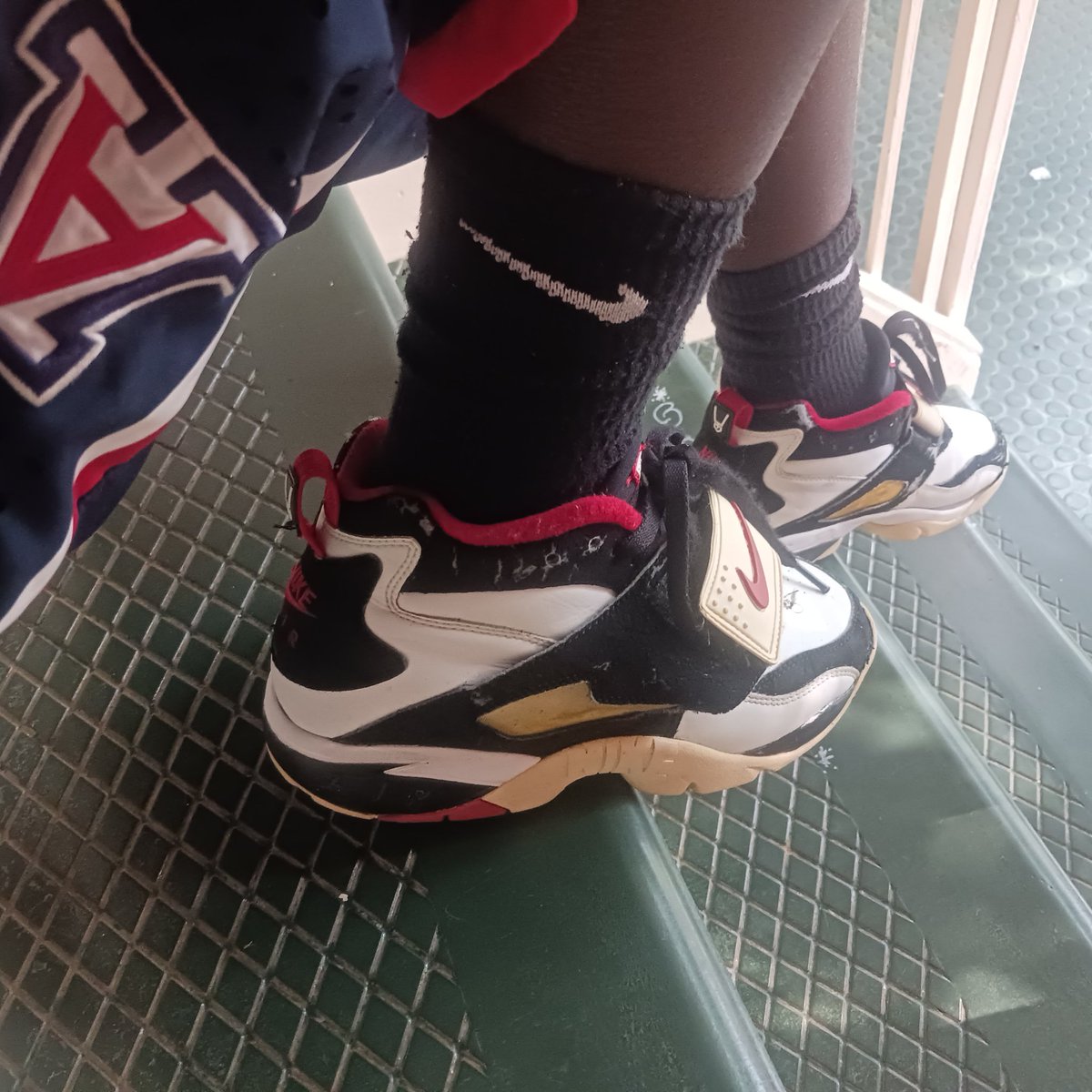 Blackmartian333's tweet photo. Deez #Kicks over 20yrs old #9er GANG! #SanFrancisco #DiamondTurf #NFL #49ers #9ers
#Kicks #Nike #KOTD #Nikes #NikeHead #Sneakers #SNKRS #90s #DeionSanders #Classic #Classics #Colorado #Buffalos #CoachPrime #SneakerHead #SneakerHead #SwooshGang #ChecksOverStripes @DeionSanders https://t.co/C8eBDQ33j4