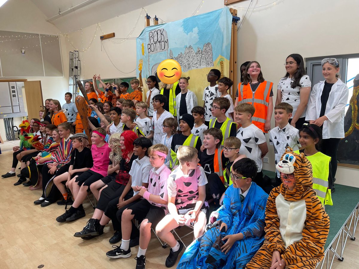 TheCroftPrimary's tweet photo. What an amazing show! Our Y6 production was “The Greatest Show” the singing and acting was worthy of an Oscar! Super proud of our Crofties 💚
@WhiteHorseFed https://t.co/e4OOhECQpD