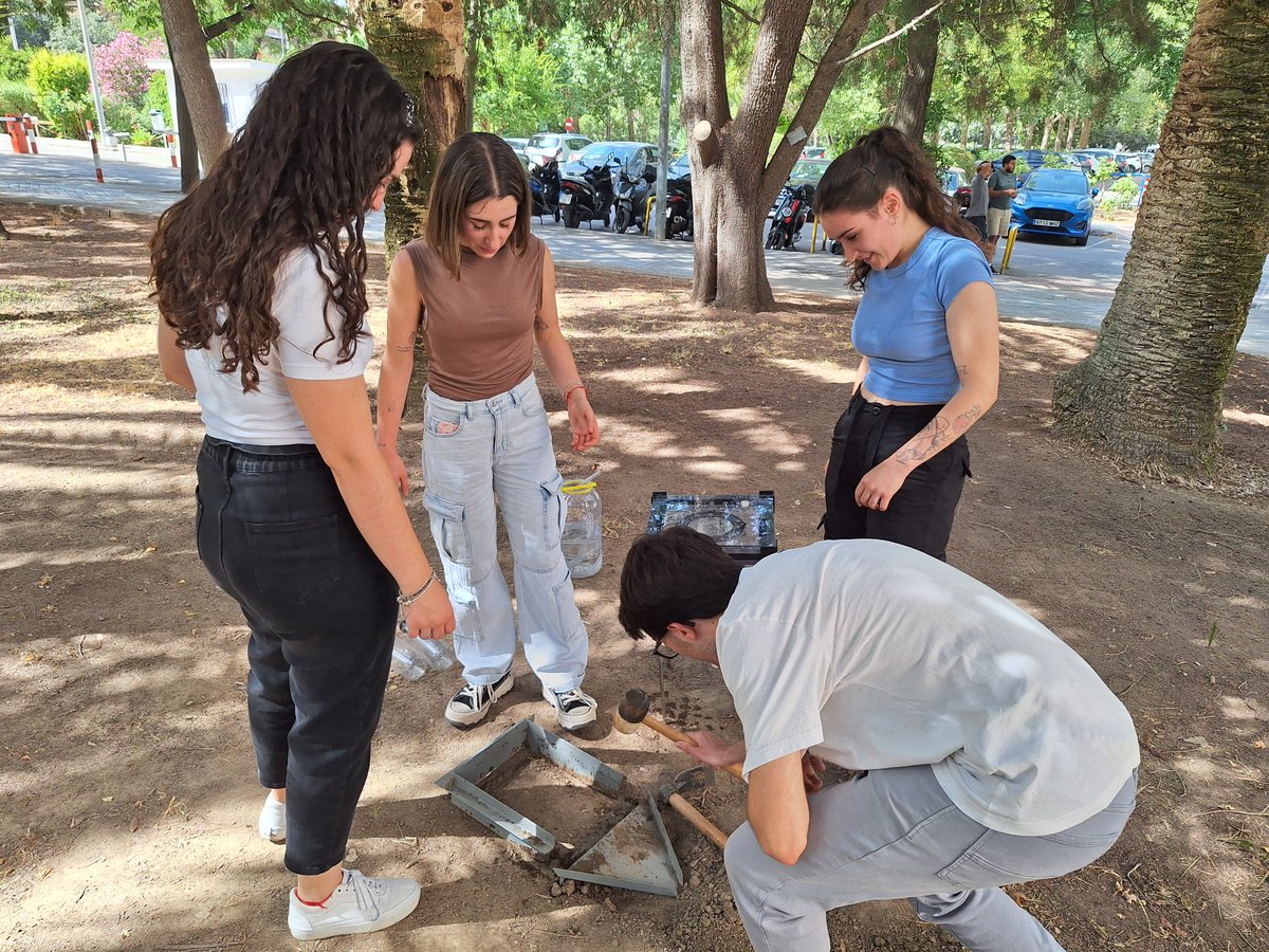 geo_jrc's tweet photo. Today soil erosion at @BiocienciasGRX #EGEMAP @CanalUGR @MedialabUGR with rainfall simulations,UAVs @DJIGlobal, infiltrómetros @meter_env supported by our students of @gradogeo_ugr @lauracambro__  @mariaalcarria30 @jasusvivar22 @Jose_Carvajal19 Thanks! https://t.co/86t8kZhaUR